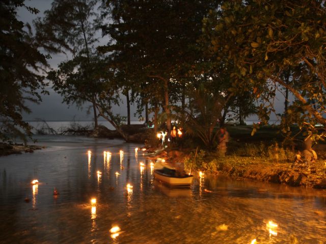 Am «Loi Krathong» werden Kerzenflosse aufs Wasser gelassen.